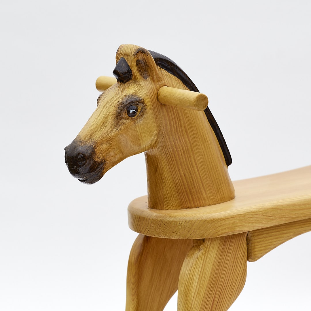 Cavallo a dondolo in legno di colore giallo, testa