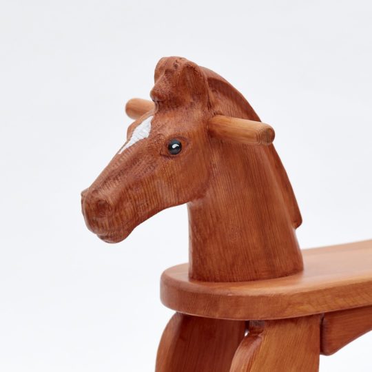 Cavallo a dondolo in legno sauro Amazing Ruby