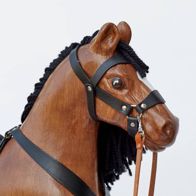 Grande cavallo a dondolo in legno con imbracatura in pelle per bambini da 3 anni in avanti– mantello baio, con il dettaglio della testa