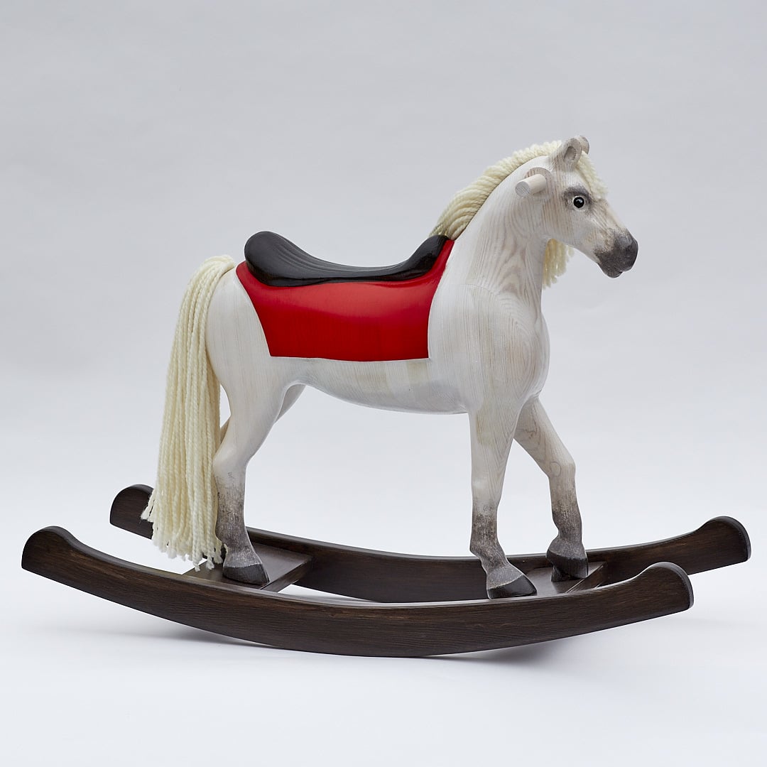 Esclusivo cavallo a dondolo in legno in colore bianco con sella e imbracatura in cuoio