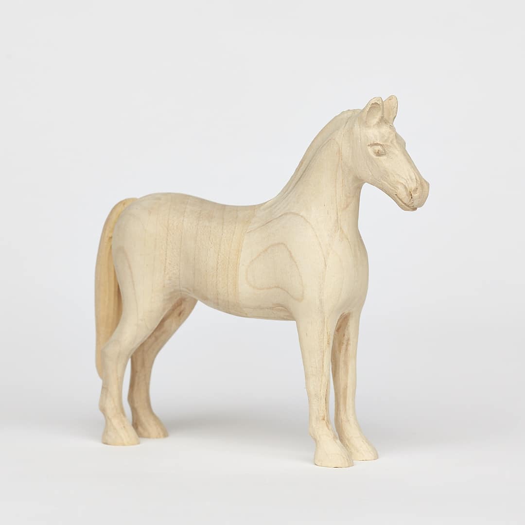Cavallo di legno modellato in acero