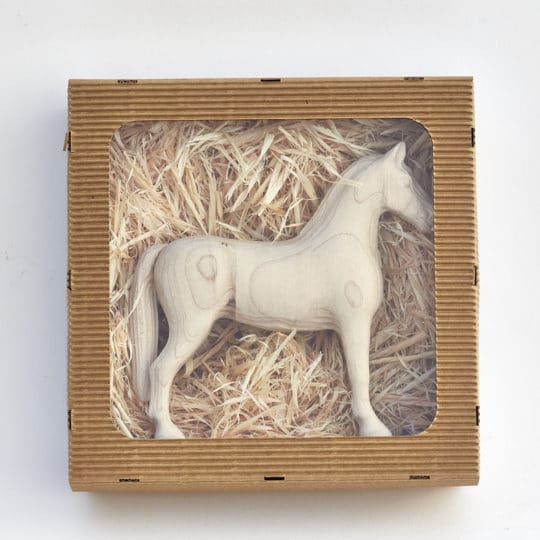Dárkové balení dřevěného koníka Achal 15 z papírové lepenky s průhledným víkem