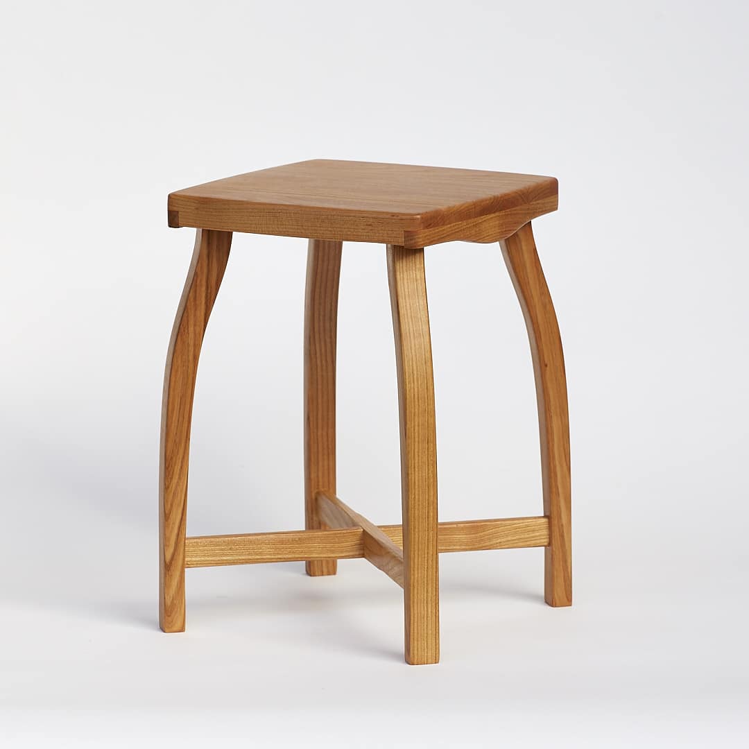 Elegante sedia in legno dal design leggero ed elegante